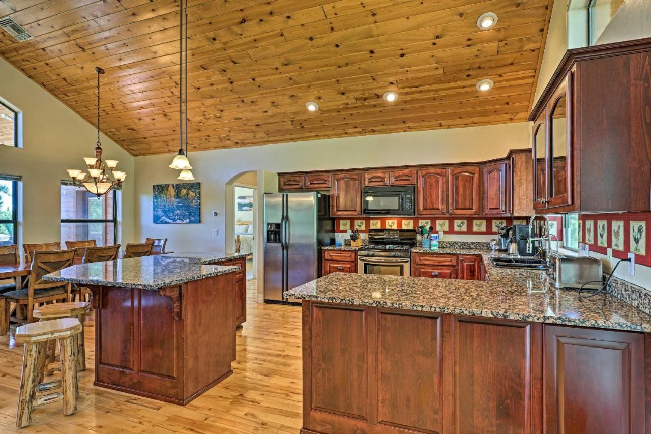 Serene Lakeside Cabin With Decks And Edler Lake Views! باينتوب ليكسايد المظهر الخارجي الصورة